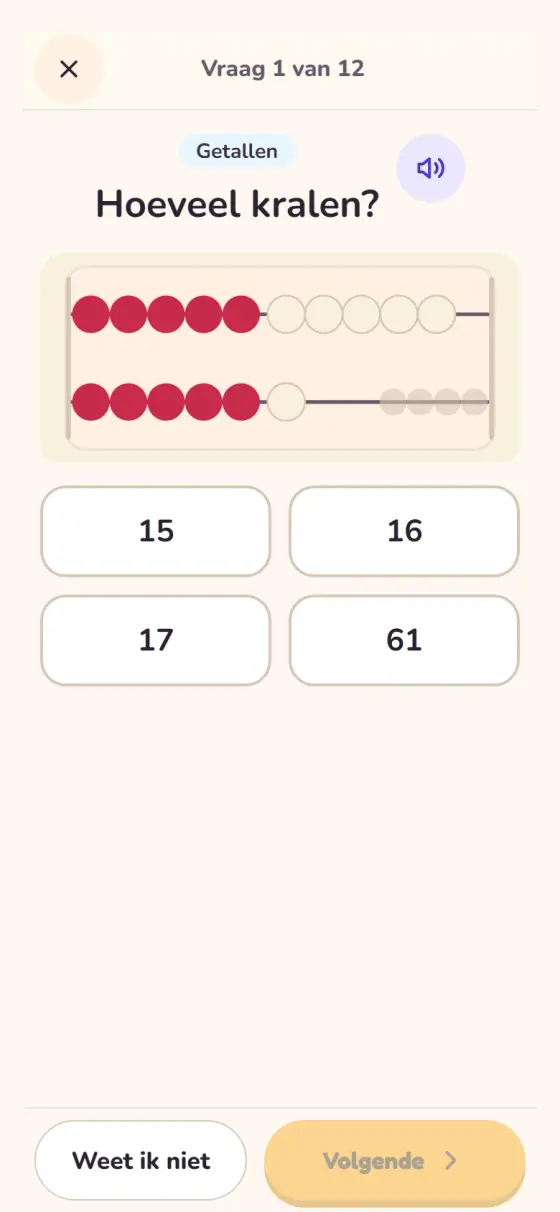 Vraag 1 van 12 uit een oefentoets rekenen op Niveau 2: Hoeveel kralen? Een rekenrek, vier antwoorden om uit te kiezen (15, 16, 17 en 61), een luisterknop en de knoppen Weet ik niet en Volgende.